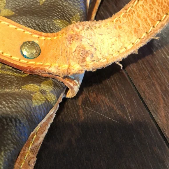 Authentic Louis Vuitton Saumur 30 Crossbody Monogram Canvas - Picture 16 of 17